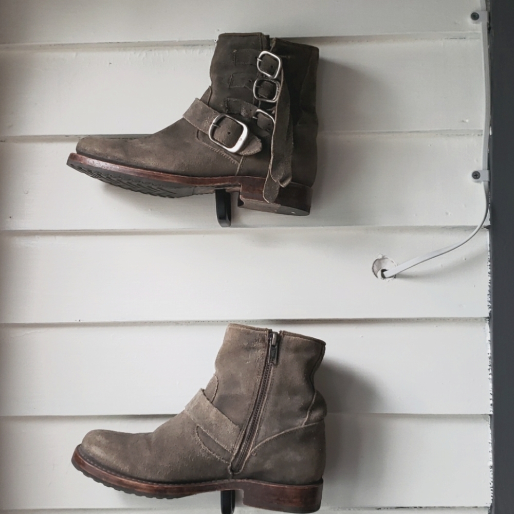 Frye 6.5 veronica short taupe moto boot